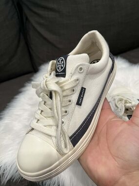Tory Burch Cream Canvas Low-Top Sneaker with Navy Trim Excellent Condition